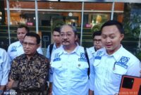 Foto: Kuasa Hukum para Karyawan, Dani Mulya Tasdik, S.H., M.M., M.H., CHRP, (kanan). Managing Partner TAM & Partners, (kiri). Ketua PERADIN Kabupaten Tangerang, Merdiyansyah, S.H., CTA., yang Juga Menjadi Kuasa Hukum Karyawan, (tengah). (Dok-Okj/Fahmy Nurdin)