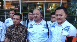 Foto: Kuasa Hukum para Karyawan, Dani Mulya Tasdik, S.H., M.M., M.H., CHRP, (kanan). Managing Partner TAM & Partners, (kiri). Ketua PERADIN Kabupaten Tangerang, Merdiyansyah, S.H., CTA., yang Juga Menjadi Kuasa Hukum Karyawan, (tengah). (Dok-Okj/Fahmy Nurdin)