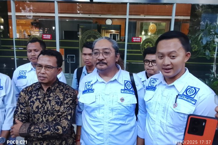 Foto: Kuasa Hukum para Karyawan, Dani Mulya Tasdik, S.H., M.M., M.H., CHRP, (kanan). Managing Partner TAM & Partners, (kiri). Ketua PERADIN Kabupaten Tangerang, Merdiyansyah, S.H., CTA., yang Juga Menjadi Kuasa Hukum Karyawan, (tengah). (Dok-Okj/Fahmy Nurdin)