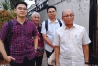 Foto: Gunadi SH (kanan pojok) dari Tim Kuasa Hukum Dr. Soesilo Aribowo, SH, MH., beserta Rekan Tim Pembela terdakwa Ira Puspadewi, Direktur Utama PT ASDP, usai Sidang di Pengadilan Negeri Jakarta Pusat, Jumat (17/10/2025). (Dok-Okj/Fahmy Nurdin)