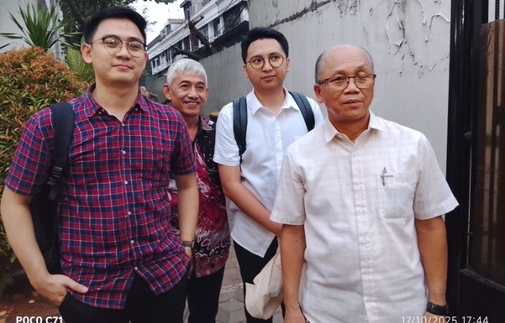 Foto: Gunadi SH (kanan pojok) dari Tim Kuasa Hukum Dr. Soesilo Aribowo, SH, MH., beserta Rekan Tim Pembela terdakwa Ira Puspadewi, Direktur Utama PT ASDP, usai Sidang di Pengadilan Negeri Jakarta Pusat, Jumat (17/10/2025). (Dok-Okj/Fahmy Nurdin)