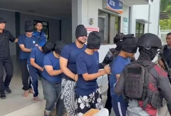 Foto: Sebanyak enam warga binaan berstatus high risk, termasuk artis Ammar Zoni, resmi dipindahkan ke Lapas Super Maksimum Security di Nusakambangan, Cilacap, Jawa Tengah. (Dok-Ditjenpas Kemen Imipas)