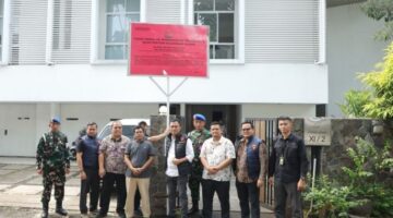 Foto: Kejaksaan Agung Republik Indonesia (Kejagung RI) menyita satu bidang tanah beserta bangunan. Aset yang disita berupa tanah seluas 557 meter persegi berikut bangunan yang berdiri di atasnya. Lokasi aset berada di Jalan Hang Lekir XI Blok H/2, Kelurahan Gunung, Kebayoran Baru, Jakarta Selatan. (Dok-Kejagung RI/Puspen)