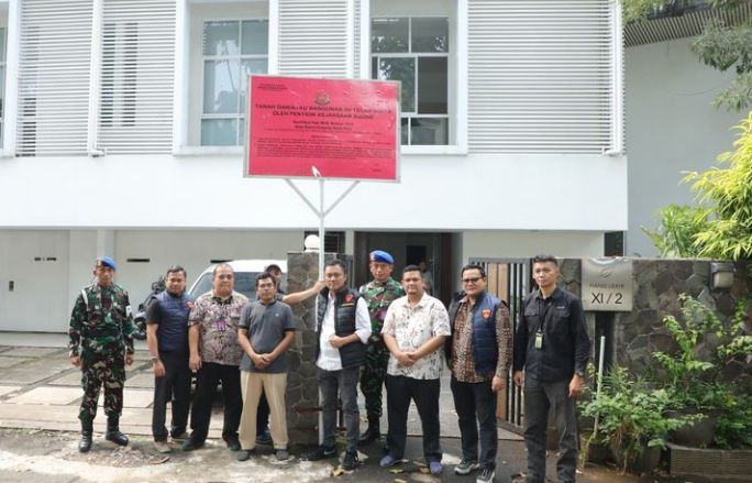 Foto: Kejaksaan Agung Republik Indonesia (Kejagung RI) menyita satu bidang tanah beserta bangunan. Aset yang disita berupa tanah seluas 557 meter persegi berikut bangunan yang berdiri di atasnya. Lokasi aset berada di Jalan Hang Lekir XI Blok H/2, Kelurahan Gunung, Kebayoran Baru, Jakarta Selatan. (Dok-Kejagung RI/Puspen)