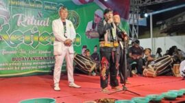 Foto: Peringatan Milad ke-2 sekaligus kegiatan Ketjeran Tjimande Tari Kolot Karuhun Banten Indonesia (TTKKBI) yang digelar secara nasional di kediaman Ketua Umum TTKKBI, H. Tb. Arif Hidayat, di Lontar, Serang, Banten, pada Sabtu (18/10/2025). (Dok-Istimewa)