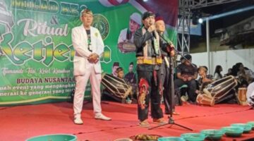 Foto: Peringatan Milad ke-2 sekaligus kegiatan Ketjeran Tjimande Tari Kolot Karuhun Banten Indonesia (TTKKBI) yang digelar secara nasional di kediaman Ketua Umum TTKKBI, H. Tb. Arif Hidayat, di Lontar, Serang, Banten, pada Sabtu (18/10/2025). (Dok-Istimewa)