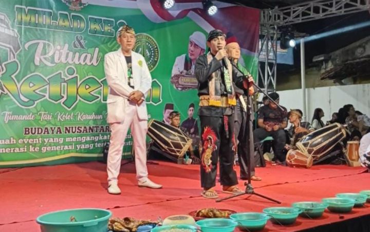 Foto: Peringatan Milad ke-2 sekaligus kegiatan Ketjeran Tjimande Tari Kolot Karuhun Banten Indonesia (TTKKBI) yang digelar secara nasional di kediaman Ketua Umum TTKKBI, H. Tb. Arif Hidayat, di Lontar, Serang, Banten, pada Sabtu (18/10/2025). (Dok-Istimewa)