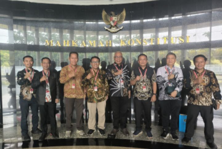 Foto: PWI & AJI Kedua organisasi profesi wartawan ini kompak menyampaikan pandangan bahwa ketentuan perlindungan bagi wartawan dalam Pasal 8 UU Pers sudah konstitusional, namun perlu diperkuat dalam pelaksanaannya agar lebih efektif di lapangan. (Dok-Istimewa)