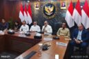 Foto: Konferensi Pers Rapat Koordinasi Terbatas (Rakortas) Pengelolaan Sampah Menjadi Energi Listrik, yang digelar di Ruang Rapat Utama Kementerian Koordinator Bidang Pangan, Gedung Graha Mandiri, Jakarta Pusat, Jumat (24/10/2025). (Dok-Okj/Fahmy Nurdin)