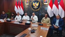 Foto: Konferensi Pers Rapat Koordinasi Terbatas (Rakortas) Pengelolaan Sampah Menjadi Energi Listrik, yang digelar di Ruang Rapat Utama Kementerian Koordinator Bidang Pangan, Gedung Graha Mandiri, Jakarta Pusat, Jumat (24/10/2025). (Dok-Okj/Fahmy Nurdin)