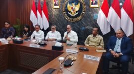 Foto: Konferensi Pers Rapat Koordinasi Terbatas (Rakortas) Pengelolaan Sampah Menjadi Energi Listrik, yang digelar di Ruang Rapat Utama Kementerian Koordinator Bidang Pangan, Gedung Graha Mandiri, Jakarta Pusat, Jumat (24/10/2025). (Dok-Okj/Fahmy Nurdin)