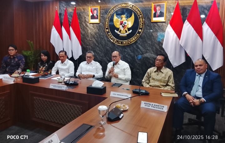 Foto: Konferensi Pers Rapat Koordinasi Terbatas (Rakortas) Pengelolaan Sampah Menjadi Energi Listrik, yang digelar di Ruang Rapat Utama Kementerian Koordinator Bidang Pangan, Gedung Graha Mandiri, Jakarta Pusat, Jumat (24/10/2025). (Dok-Okj/Fahmy Nurdin)