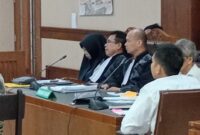 Foto: Kuasa Hukum terdakwa Lia Hertika Hudayani, Erdi Surbakti, S.H., (kedua dari kiri) saat di ruang sidang, Selasa (28/10/2025). (Dok-Okj/Fahmy Nurdin)