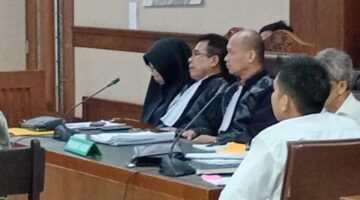 Foto: Kuasa Hukum terdakwa Lia Hertika Hudayani, Erdi Surbakti, S.H., (kedua dari kiri) saat di ruang sidang, Selasa (28/10/2025). (Dok-Okj/Fahmy Nurdin)
