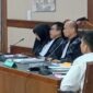 Foto: Kuasa Hukum terdakwa Lia Hertika Hudayani, Erdi Surbakti, S.H., (kedua dari kiri) saat di ruang sidang, Selasa (28/10/2025). (Dok-Okj/Fahmy Nurdin)
