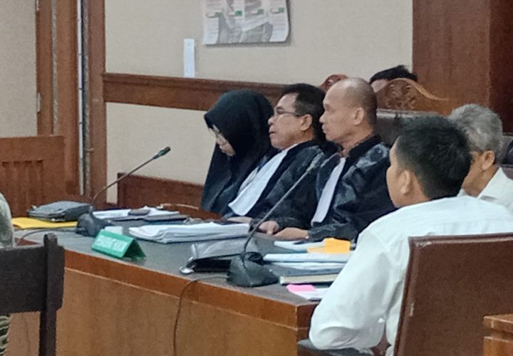 Foto: Kuasa Hukum terdakwa Lia Hertika Hudayani, Erdi Surbakti, S.H., (kedua dari kiri) saat di ruang sidang, Selasa (28/10/2025). (Dok-Okj/Fahmy Nurdin)