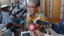 Foto: Agus Sudjatmoko. SH., MH., Kuasa Hukum Hans Falita Utama saat wawancara usai persidangan di Pengadilan Negeri Jakarta Pusat, Kamis (30/10/2025). (Dok-Okj/Fahmy Nurdin)