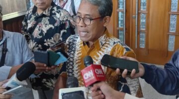 Foto: Agus Sudjatmoko. SH., MH., Kuasa Hukum Hans Falita Utama saat wawancara usai persidangan di Pengadilan Negeri Jakarta Pusat, Kamis (30/10/2025). (Dok-Okj/Fahmy Nurdin)