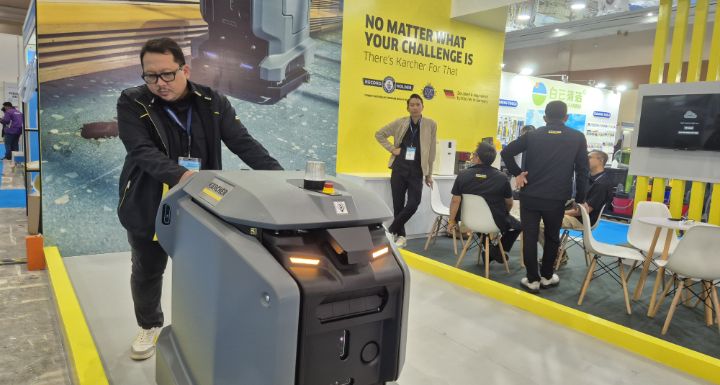 Foto: Karcher kini telah melengkapi robot pembersihnya KIRA B 50 dengan sensor dan pemindai laser yang lebih efisien untuk memastikan navigasi yang andal. (Dok-Istimewa)