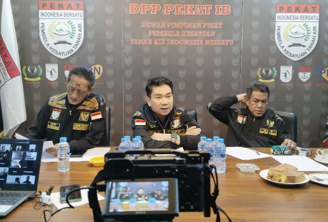 Foto: Sekretaris Jenderal Dewan Pimpinan Pusat Pembela Kesatuan Tanah Air Indonesia Bersatu (DPP PEKAT IB), M. Milano, SH., MH, (tengah). (Dok-Istimewa)