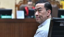 Foto: Terdakwa kasus dugaan korupsi impor gula, Thomas Trikasih Lembong atau Tom Lembong menengok ke arah pengunjung saat dimulainya sidang pembacaan vonis di Pengadilan Tipikor, Jakarta, Jumat (18/7/2025). (Dok-ANTARA FOTO/Bayu Pratama S)