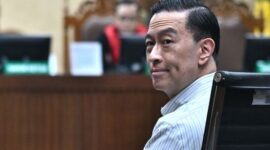 Foto: Terdakwa kasus dugaan korupsi impor gula, Thomas Trikasih Lembong atau Tom Lembong menengok ke arah pengunjung saat dimulainya sidang pembacaan vonis di Pengadilan Tipikor, Jakarta, Jumat (18/7/2025). (Dok-ANTARA FOTO/Bayu Pratama S)