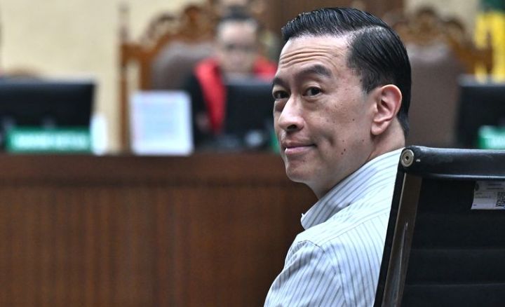 Foto: Terdakwa kasus dugaan korupsi impor gula, Thomas Trikasih Lembong atau Tom Lembong menengok ke arah pengunjung saat dimulainya sidang pembacaan vonis di Pengadilan Tipikor, Jakarta, Jumat (18/7/2025). (Dok-ANTARA FOTO/Bayu Pratama S)