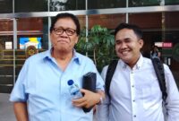 Foto: Tim Kuasa Hukum Jimmy Masrin, Waldus Situmorang, SH.,MH., (kiri) dan Ruslan Wahyono, SH., MH., (kanan) saat ditemui Okjakarta.com, di Pengadilan Negeri Jakarta Pusat, Jumat (31/10/2025). (Dok-Okj/Fahmy Nurdin)
