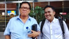 Foto: Tim Kuasa Hukum Jimmy Masrin, Waldus Situmorang, SH.,MH., (kiri) dan Ruslan Wahyono, SH., MH., (kanan) saat ditemui Okjakarta.com, di Pengadilan Negeri Jakarta Pusat, Jumat (31/10/2025). (Dok-Okj/Fahmy Nurdin)