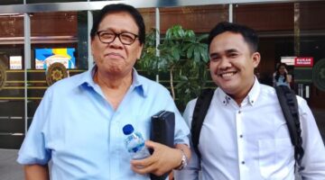 Foto: Tim Kuasa Hukum Jimmy Masrin, Waldus Situmorang, SH.,MH., (kiri) dan Ruslan Wahyono, SH., MH., (kanan) saat ditemui Okjakarta.com, di Pengadilan Negeri Jakarta Pusat, Jumat (31/10/2025). (Dok-Okj/Fahmy Nurdin)