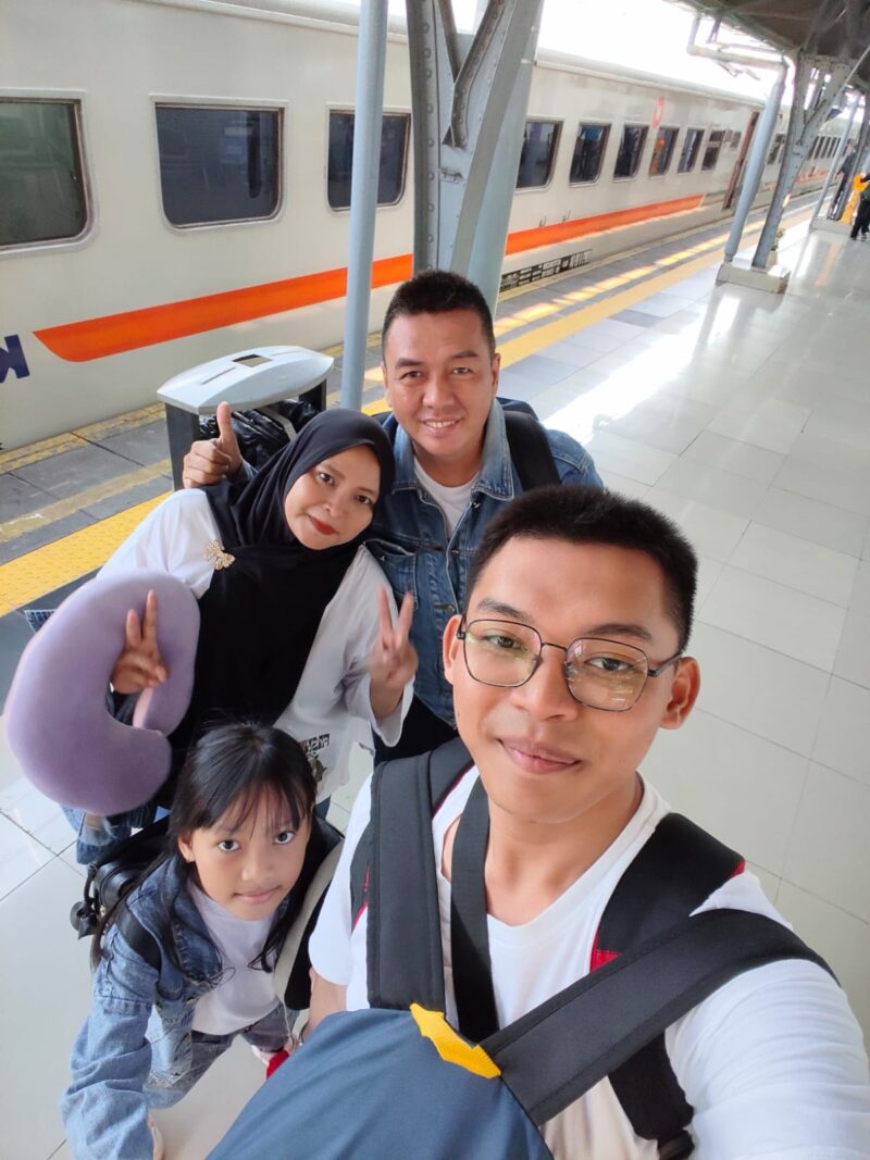 Foto: Helmi AR, Mustanginah, Yoga Stevian dan Faranisa Amelia Putri.