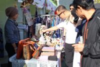 Foto: Warga Korea Selatan tampak antusias melihat berbagai produk craft dan tas etnik karya UMKM binaan PLN UID Jakarta Raya pada ajang _Migran Arirang Multicultural Festival_ (MAMF) 24 - 26 Oktober 2025 di Changwon, Korea Selatan.