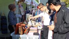 Foto: Warga Korea Selatan tampak antusias melihat berbagai produk craft dan tas etnik karya UMKM binaan PLN UID Jakarta Raya pada ajang _Migran Arirang Multicultural Festival_ (MAMF) 24 - 26 Oktober 2025 di Changwon, Korea Selatan.