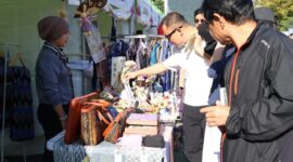 Foto: Warga Korea Selatan tampak antusias melihat berbagai produk craft dan tas etnik karya UMKM binaan PLN UID Jakarta Raya pada ajang _Migran Arirang Multicultural Festival_ (MAMF) 24 - 26 Oktober 2025 di Changwon, Korea Selatan.