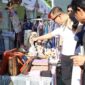 Foto: Warga Korea Selatan tampak antusias melihat berbagai produk craft dan tas etnik karya UMKM binaan PLN UID Jakarta Raya pada ajang _Migran Arirang Multicultural Festival_ (MAMF) 24 - 26 Oktober 2025 di Changwon, Korea Selatan.