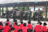 Foto: Prajurit Kodim 0806/Trenggalek memberikan contoh gerakan dasar Peraturan Baris Berbaris (PBB) kepada siswa MI Muhammadiyah Tumpuk, Kecamatan Tugu, dalam kegiatan outing class bertema Wawasan Kebangsaan di Makodim 0806/Trenggalek, Jumat (7/11/2025).
