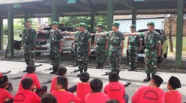 Foto: Prajurit Kodim 0806/Trenggalek memberikan contoh gerakan dasar Peraturan Baris Berbaris (PBB) kepada siswa MI Muhammadiyah Tumpuk, Kecamatan Tugu, dalam kegiatan outing class bertema Wawasan Kebangsaan di Makodim 0806/Trenggalek, Jumat (7/11/2025).