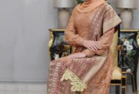 Foto: Nurhayati Effendi, tampil anggun mengenakan busana tradisional bernuansa keemasan saat memberikan pesan reflektif menjelang Hari Pahlawan Nasional 2025.