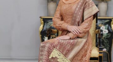 Foto: Nurhayati Effendi, tampil anggun mengenakan busana tradisional bernuansa keemasan saat memberikan pesan reflektif menjelang Hari Pahlawan Nasional 2025.