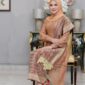 Foto: Nurhayati Effendi, tampil anggun mengenakan busana tradisional bernuansa keemasan saat memberikan pesan reflektif menjelang Hari Pahlawan Nasional 2025.