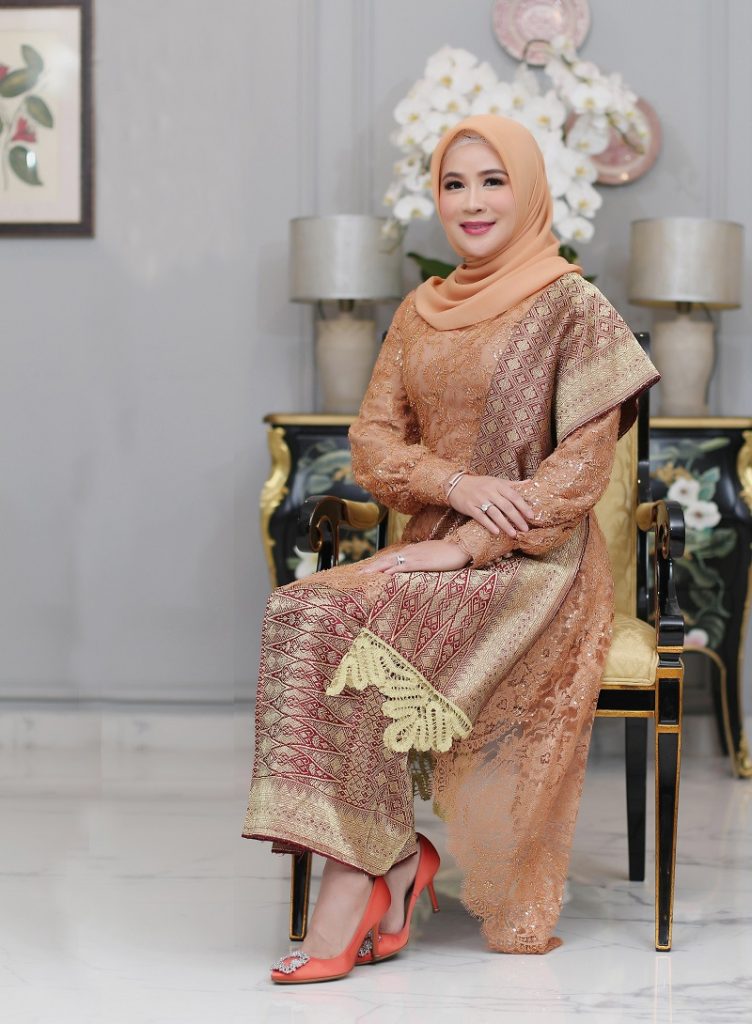 Foto: Nurhayati Effendi, tampil anggun mengenakan busana tradisional bernuansa keemasan saat memberikan pesan reflektif menjelang Hari Pahlawan Nasional 2025.