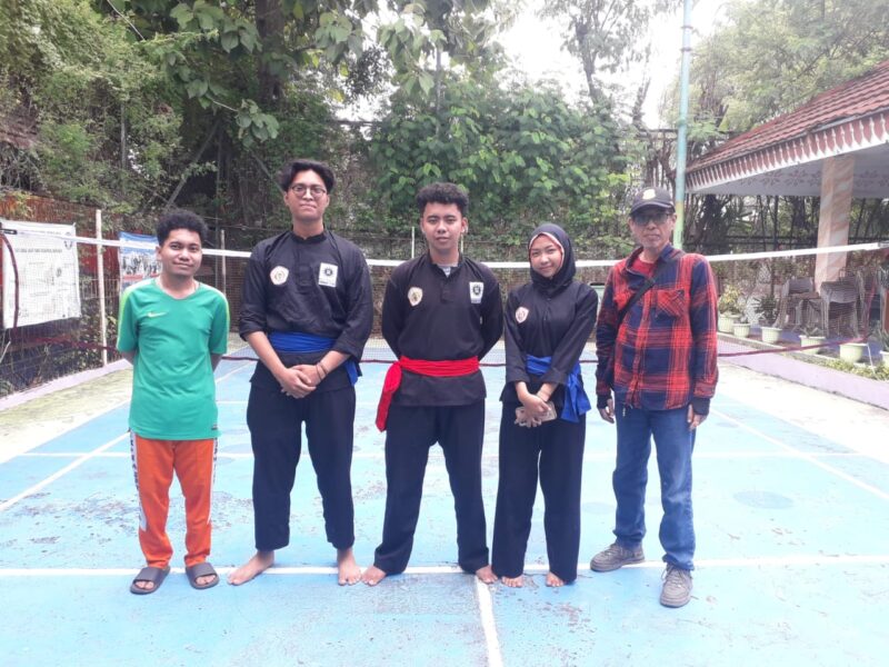 Foto: Latihan silat Setia Hati unit Jatipulo kembali digelar di RPTRA Jatipulo Akur, Jakarta Barat, Minggu (2/11/2025).