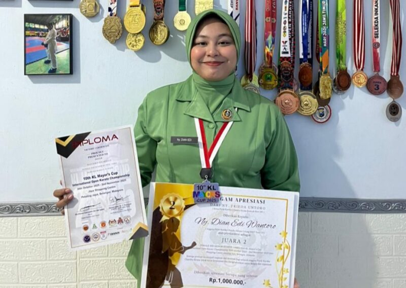 Foto: Dian Bakti Wicaksono, anggota Persit KCK Cabang XXIV Yonif 511 Koorcab Rem 081, menorehkan prestasi membanggakan dengan meraih medali perak di ajang 10th International Open Karate Championship KL Mayor’s Cup 2025 di Kuala Lumpur, Malaysia.