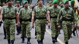 Foto: Danrem 083/Baladhika Jaya Kolonel Inf Kohir (kedua dari kiri) berjalan bersama Pangdam V/Brawijaya Mayjen TNI Rudy Saladin (tengah) dan jajaran pejabat utama Kodam V/Brawijaya saat menghadiri penutupan Perkemahan Sabtu Minggu (Persami) Korps Kadet Republik Indonesia (KKRI) Gelombang III TA 2025 di Lapangan Hijau Tri Dharma Petrokimia Gresik, Minggu (9/11/2025).