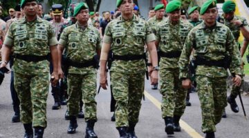 Foto: Danrem 083/Baladhika Jaya Kolonel Inf Kohir (kedua dari kiri) berjalan bersama Pangdam V/Brawijaya Mayjen TNI Rudy Saladin (tengah) dan jajaran pejabat utama Kodam V/Brawijaya saat menghadiri penutupan Perkemahan Sabtu Minggu (Persami) Korps Kadet Republik Indonesia (KKRI) Gelombang III TA 2025 di Lapangan Hijau Tri Dharma Petrokimia Gresik, Minggu (9/11/2025).