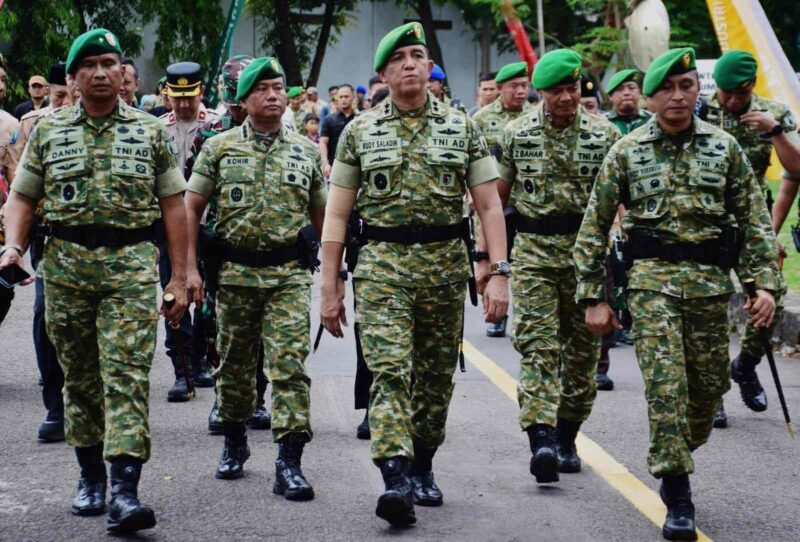 Foto: Danrem 083/Baladhika Jaya Kolonel Inf Kohir (kedua dari kiri) berjalan bersama Pangdam V/Brawijaya Mayjen TNI Rudy Saladin (tengah) dan jajaran pejabat utama Kodam V/Brawijaya saat menghadiri penutupan Perkemahan Sabtu Minggu (Persami) Korps Kadet Republik Indonesia (KKRI) Gelombang III TA 2025 di Lapangan Hijau Tri Dharma Petrokimia Gresik, Minggu (9/11/2025).