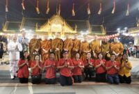 Foto: Para Bhikkhu Sangha bersama panitia dan umat saat perayaan satu tahun Si Mian Fo di PIK, Jakarta.