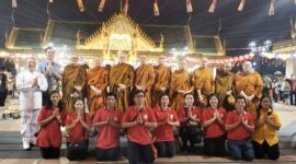 Foto: Para Bhikkhu Sangha bersama panitia dan umat saat perayaan satu tahun Si Mian Fo di PIK, Jakarta.