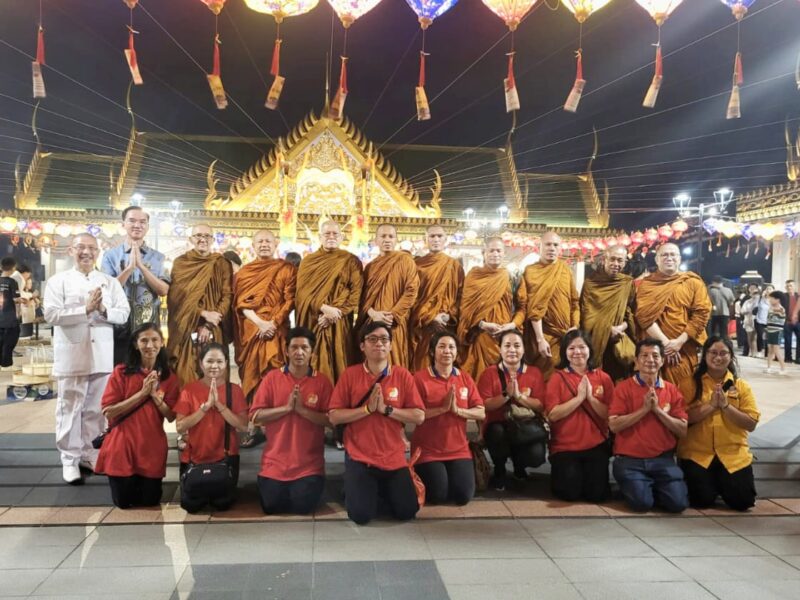 Foto: Para Bhikkhu Sangha bersama panitia dan umat saat perayaan satu tahun Si Mian Fo di PIK, Jakarta.