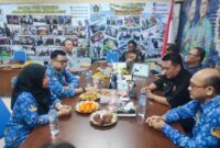 Foto: Kepala Suku Dinas Komunikasi, Informatika, dan Statistik (Kominfotik) Jakarta Pusat, Rahmat, didampingi jajaran staf, melakukan kunjungan silaturahmi ke markas Kelompok Kerja (Pokja) Persatuan Wartawan Indonesia (PWI) Jakarta Pusat di Gedung Wali Kota Jakarta Pusat, Senin (10/11/2025).